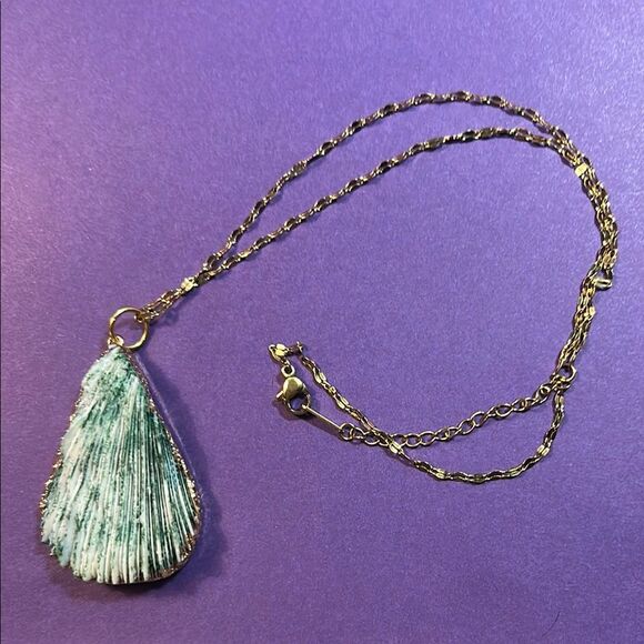 Elegant Gold and Green Tassel Necklace - Picture 1 of 4